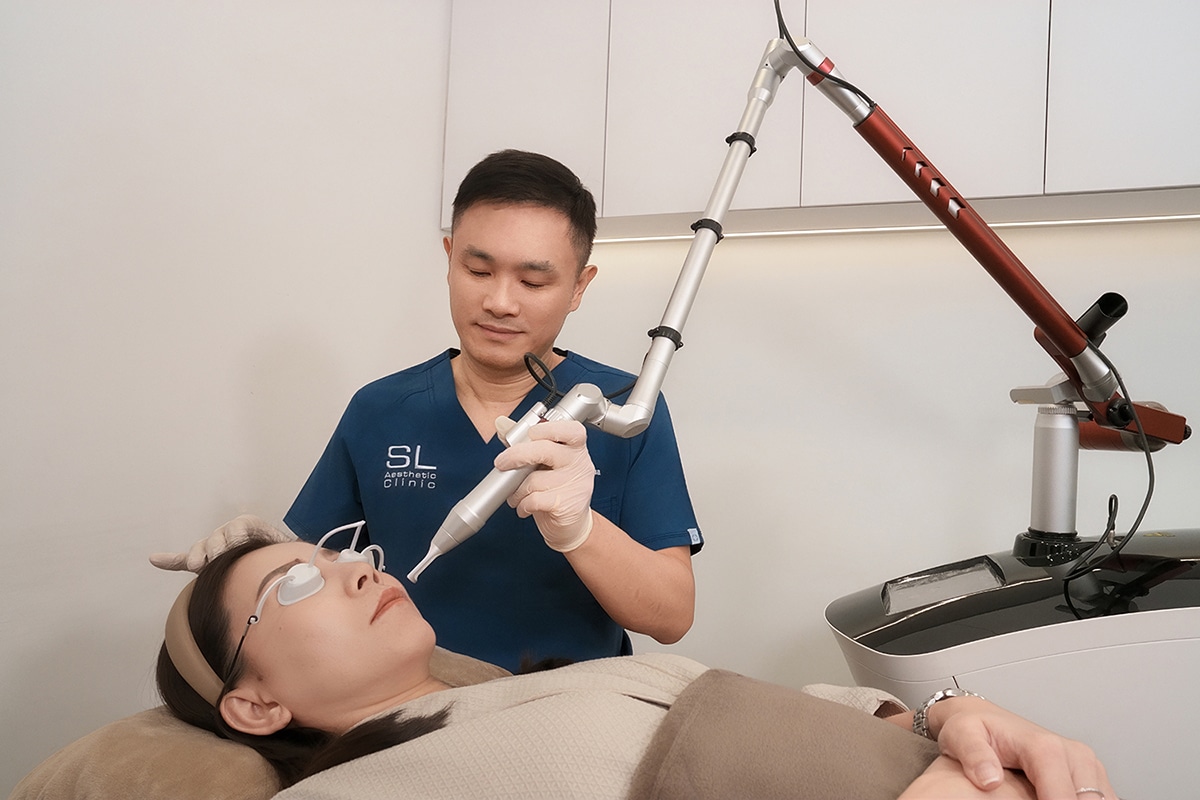 Dr. Kelvin Chua doing a skinmatch laser duo to a client